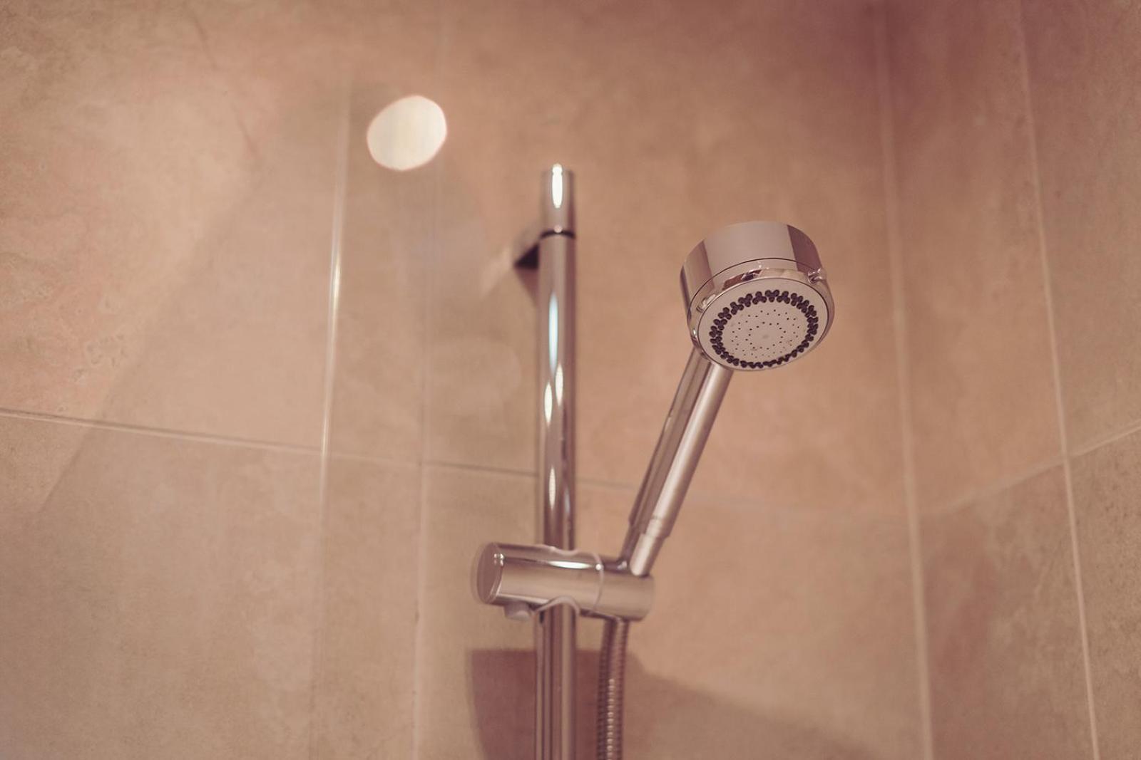 Longlands Inn & Cottages Carnforth Exterior foto A shower head