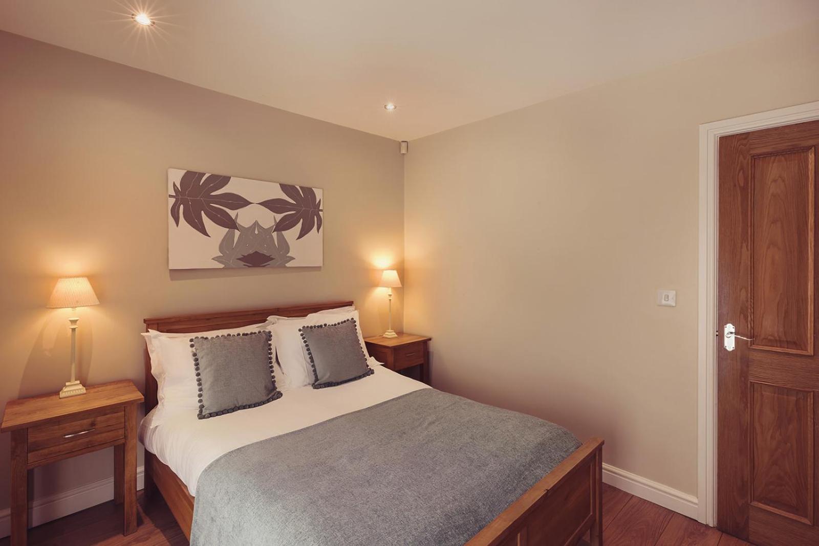 Longlands Inn & Cottages Carnforth Exterior foto A bedroom at the hotel