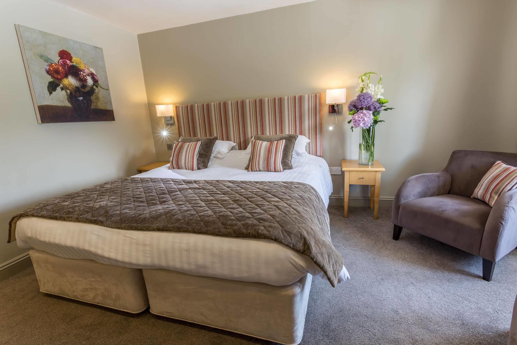 Longlands Inn & Cottages Carnforth Exterior foto A bedroom at the hotel